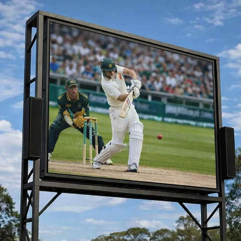 Comparing an outdoor LED screen and a projected screen
